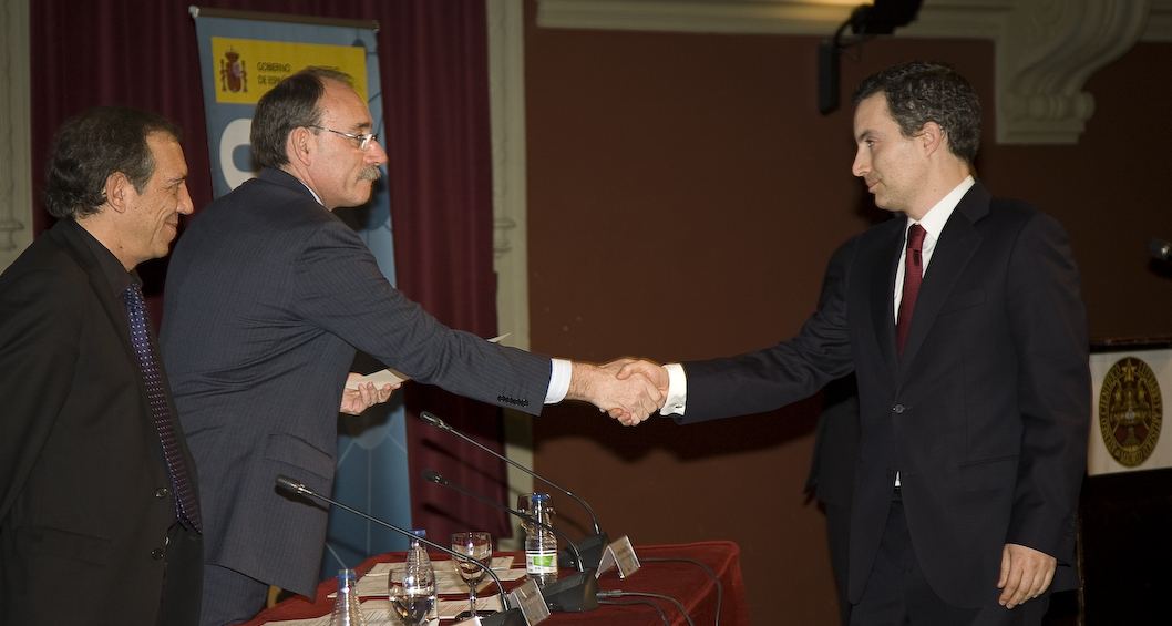 El Secretario de Estado de Educación, Don Mario Bedera, haciendo entrega del premio.